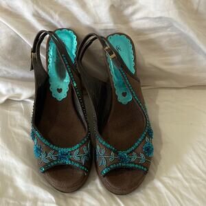 Beverly Feldman 8 brown line sling back wedge peep toe turquoise bead floral euc